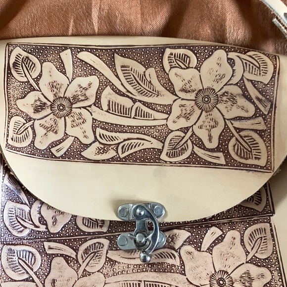 Leather tooled bohemian saddle bag - Picture 3 of 9